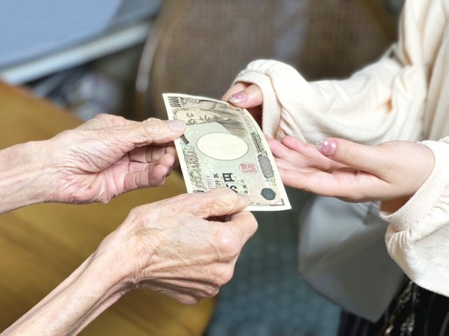 【角を立てない】親にお金を借りる上手な頼み方と贈与税の注意点