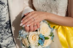 お金がないのに結婚式費用が払えない！前払いのピンチを救う5つの解決策と最短で現金を用意する方法