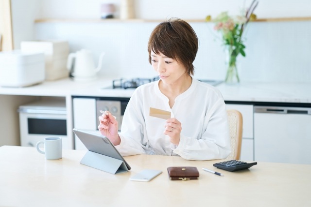 初心者必見!カードローンの選び方は?審査と無利息期間で利息を抑える3手順